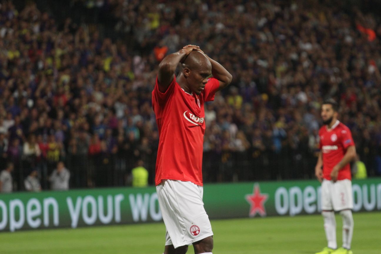 טוני וואקמה תופס את הראש בסיום. עלול לעזוב את הקבוצה! (צילום: בן בודה)